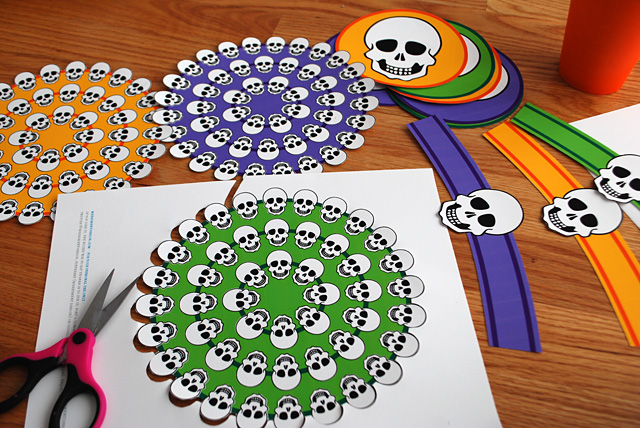 Livre Halloween para impressão Skeleton Doily, cartões do lugar e Decorações de mesa