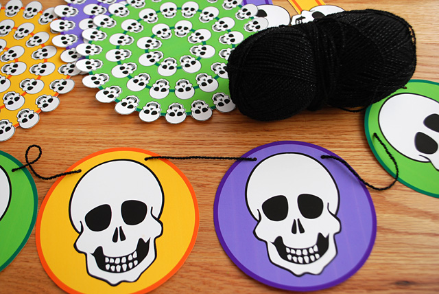 Livre Halloween para impressão Skeleton Doily, cartões do lugar e Decorações de mesa