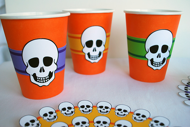 Free Halloween Printable Skeleton Doily, Place Cards and Table Decorations