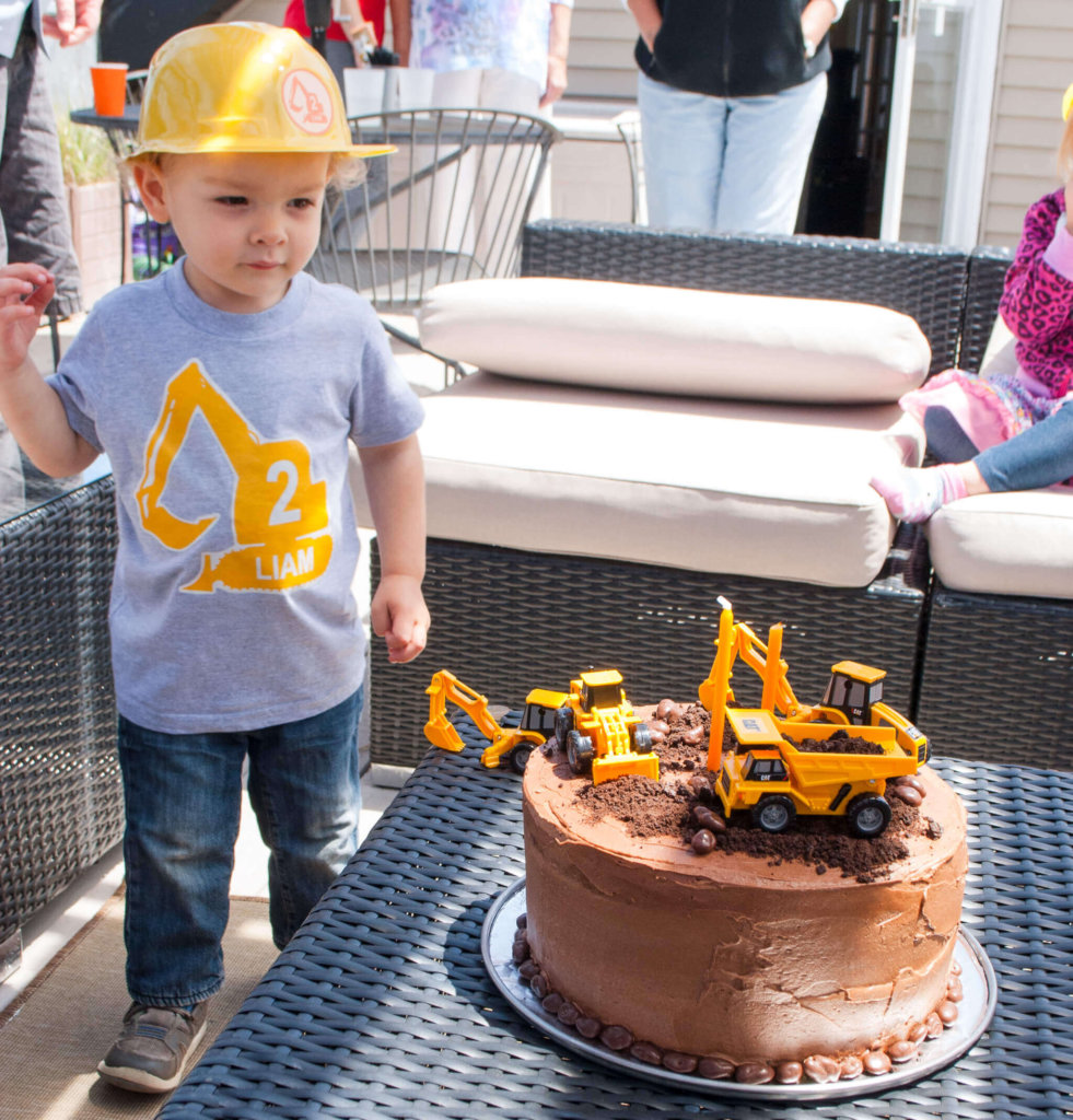 Easy construction birthday cake for a construction birthday party. Make this cake and icing recipe - it tastes amazing!