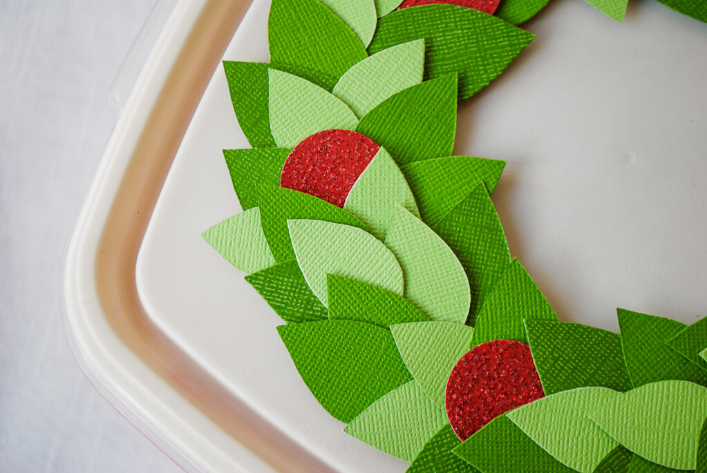 DIY Christmas cookie tin. Make a paper wreath to decorate your cookie box. Easy to remove to wash and re-use next Christmas.