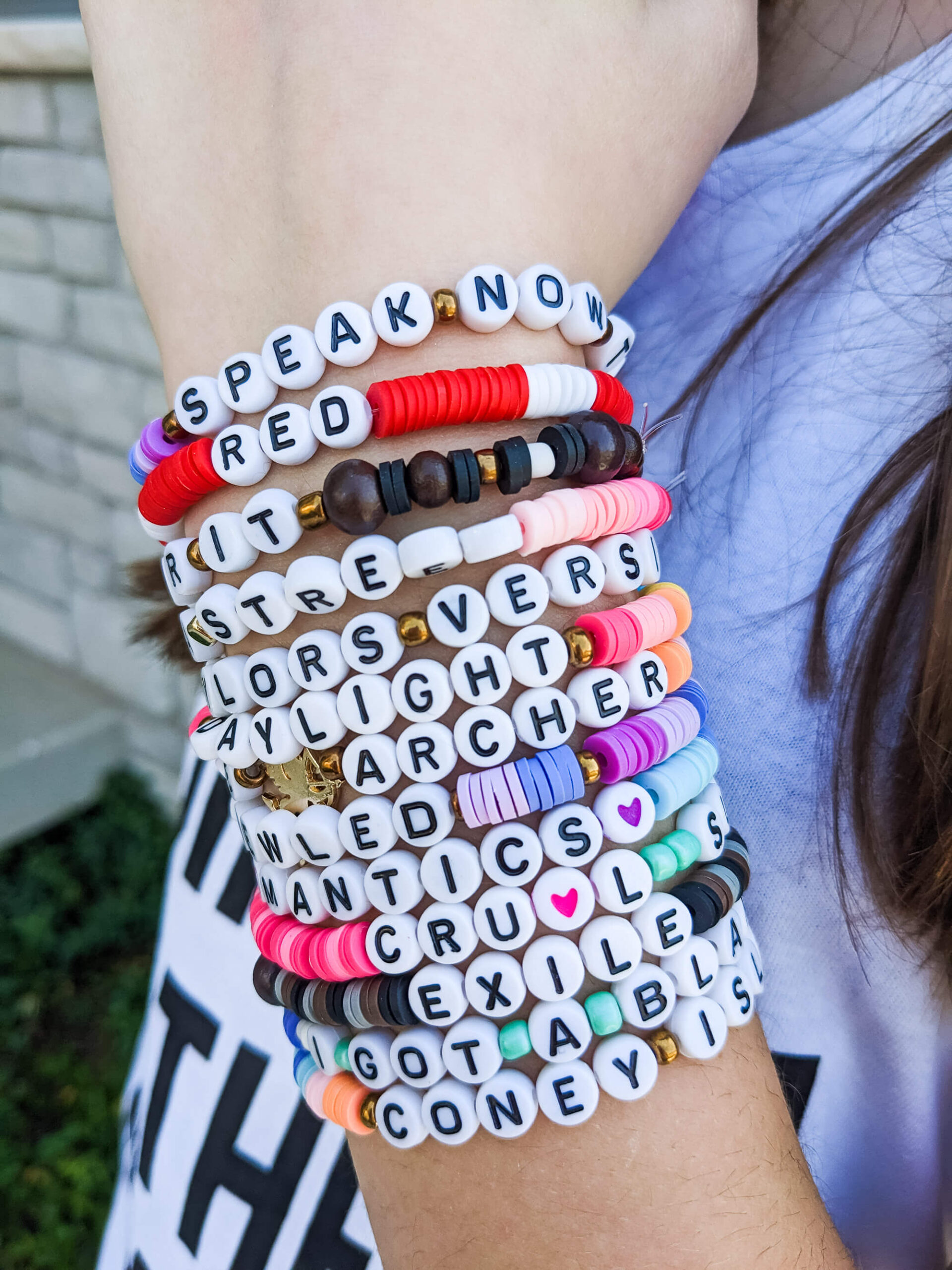 Making friendship bracelets for the tour to share with people seated around  me. I'm hoping to make 100. : r/TaylorSwift