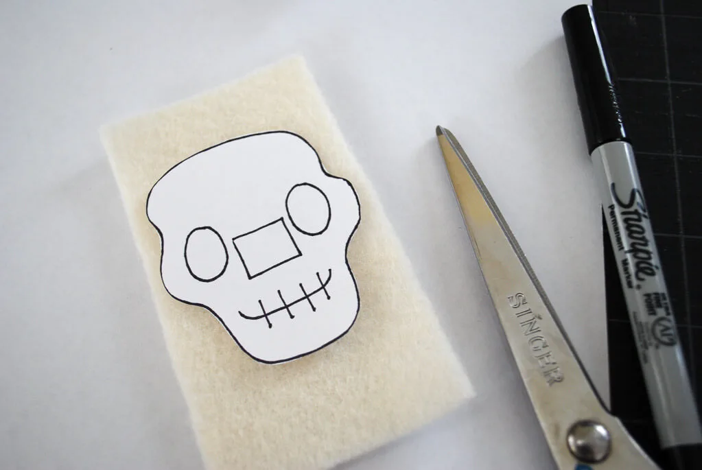 Felt Halloween crafts free pattern for skeleton, skulls, and pumpkins