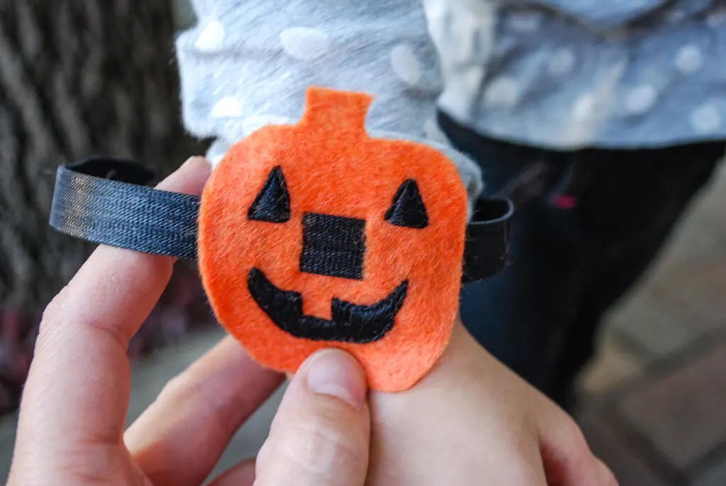 Pumpkin DIY felt bracelet for Halloween
