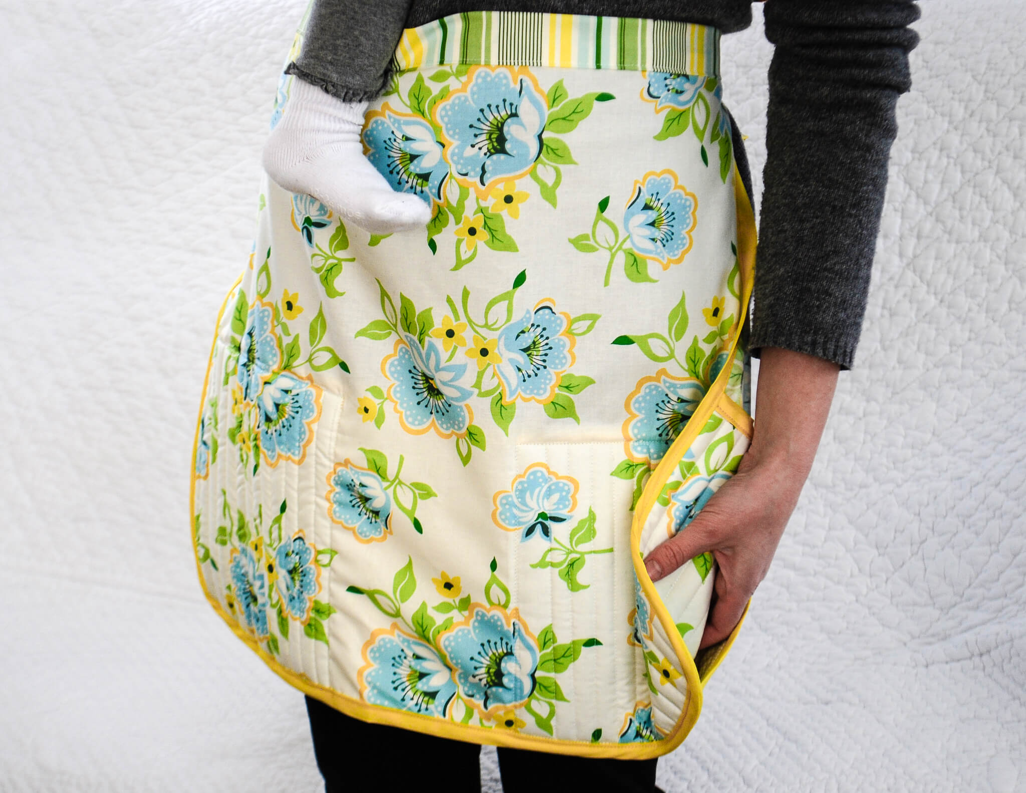 Free apron sewing pattern with built-in potholders and iPhone pocket