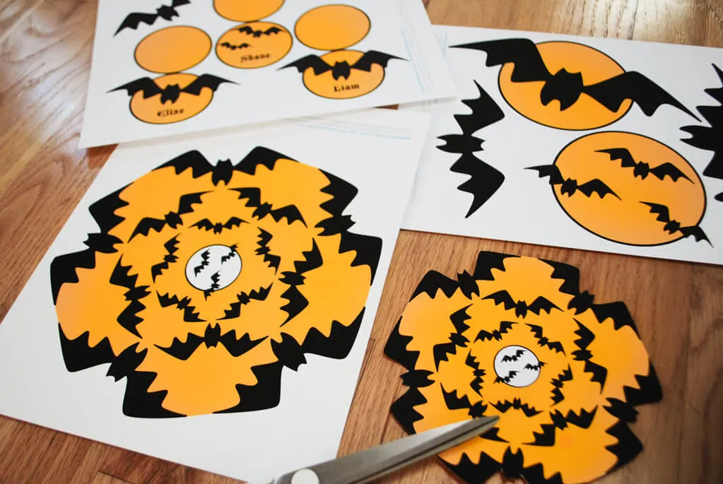 Easy Halloween party decorations - printable bat Halloween banner in black and orange #halloween #decorations #printables