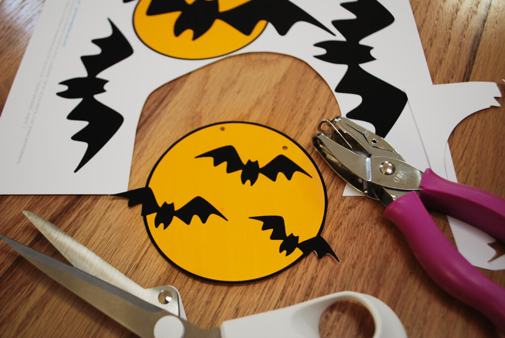 Easy Halloween party decorations - printable bat Halloween banner in black and orange #halloween #decorations #printables