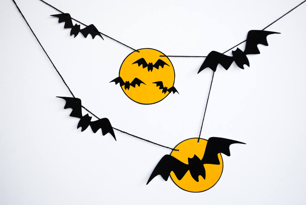 Eek Bats! Printable Halloween party decorations for a Halloween party | printable Halloween banner | last-minute Halloween | easy Halloween decorations | Bats #halloween #halloweendecorations #printables #bats #tablescape #decorations #halloweenbanner