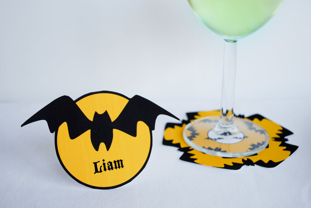Eek Bats! Printable Halloween party decorations including these personalized place cards for the table | printable Halloween banner | last-minute Halloween | easy Halloween decorations | Bats #halloween #halloweendecorations #printables #bats #tablescape #decorations #halloweenbanner