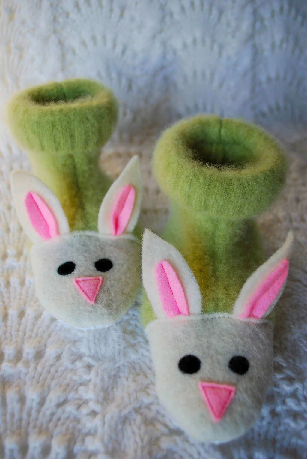 DIY fuzzy bunny slippers free sewing pattern. Make these children's bunny slippers using felt and felted sweaters. #bunny #slippers #kids #free #sewing #pattern #tutorials #childrens #diy #fluffy #fuzzy Childrens bunny slippers tutorial