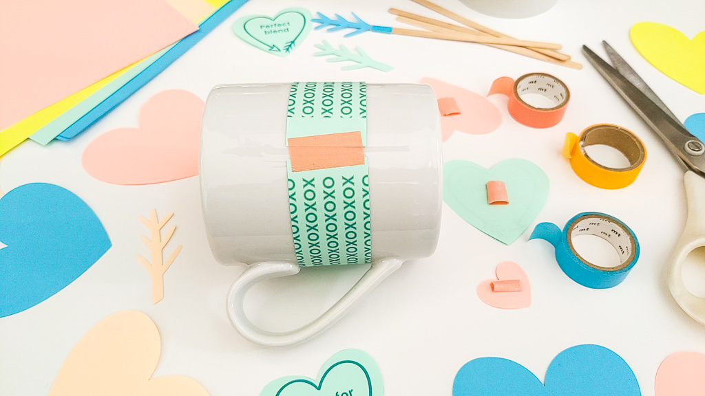 How to decorate mugs for Valentine's Day with paper hearts