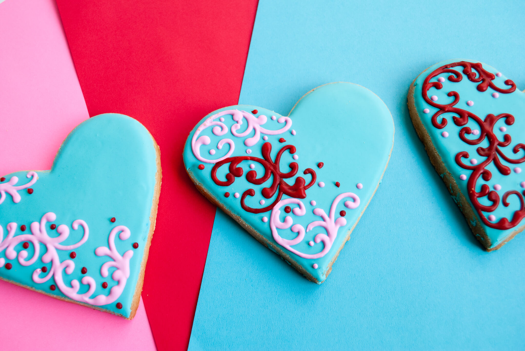 Color palette inspiration: Valentine Heart Cookies. Try this light blue, red and pink color palette on your DIY Valentine's Day Valentines, home decor, heart wreaths, and more #Colorize #ABColorPalette #ad