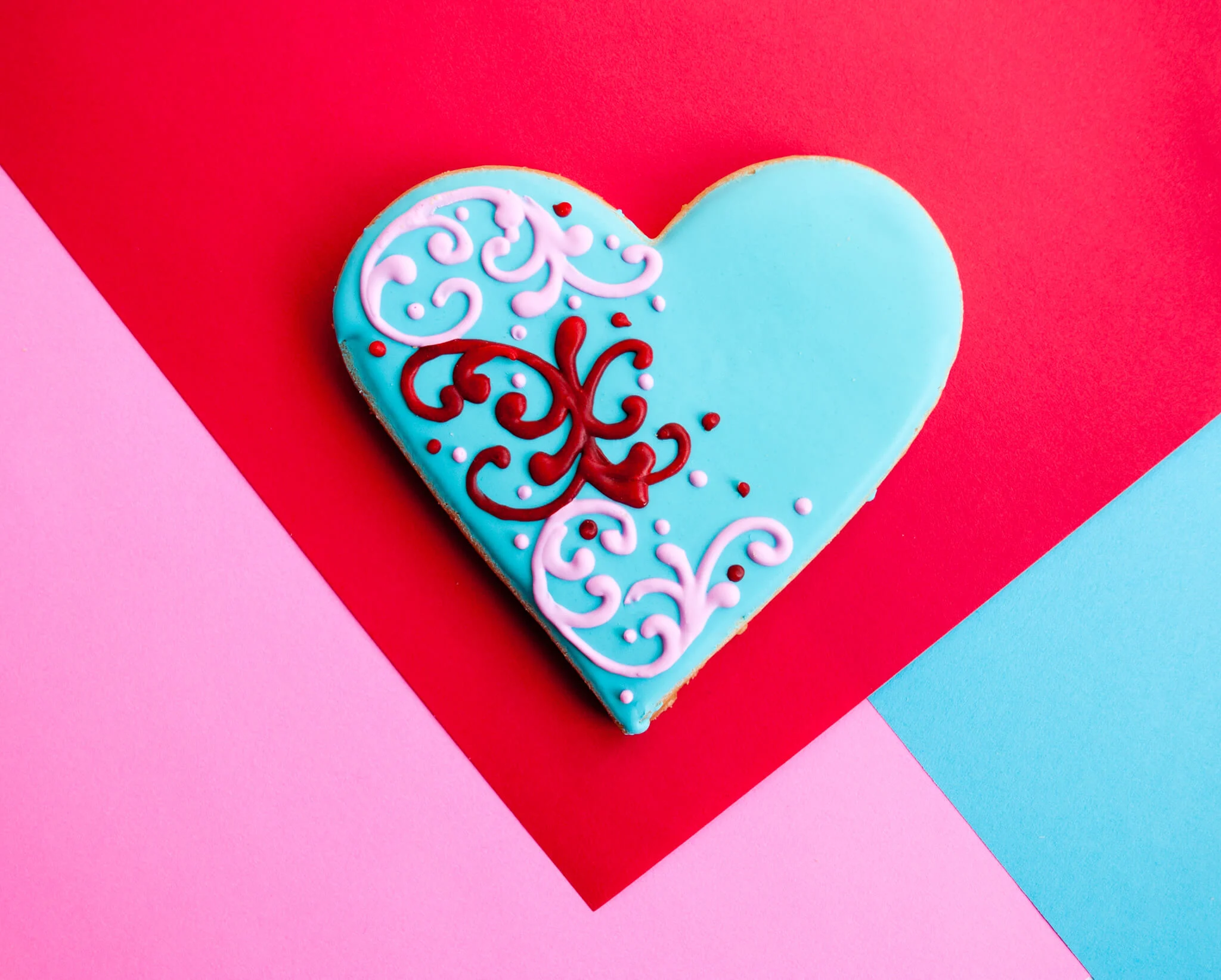 Color palette inspiration: Valentine Heart Cookies. Try this light blue, red and pink color palette on your DIY Valentine's Day Valentines, home decor, heart wreaths, and more #Colorize #ABColorPalette #ad