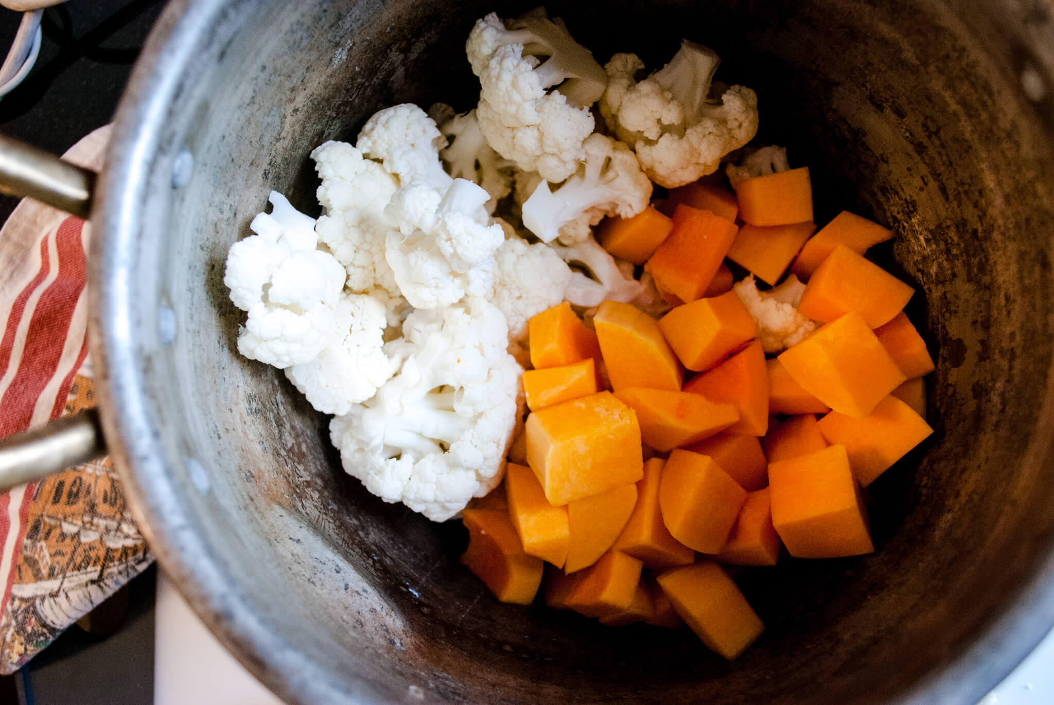 Creamy Butternut Squash + Cauliflower Soup Recipe (dairy-free). Such a yummy and healthy vegetarian soup combination, and you can make it in only 30 minutes!