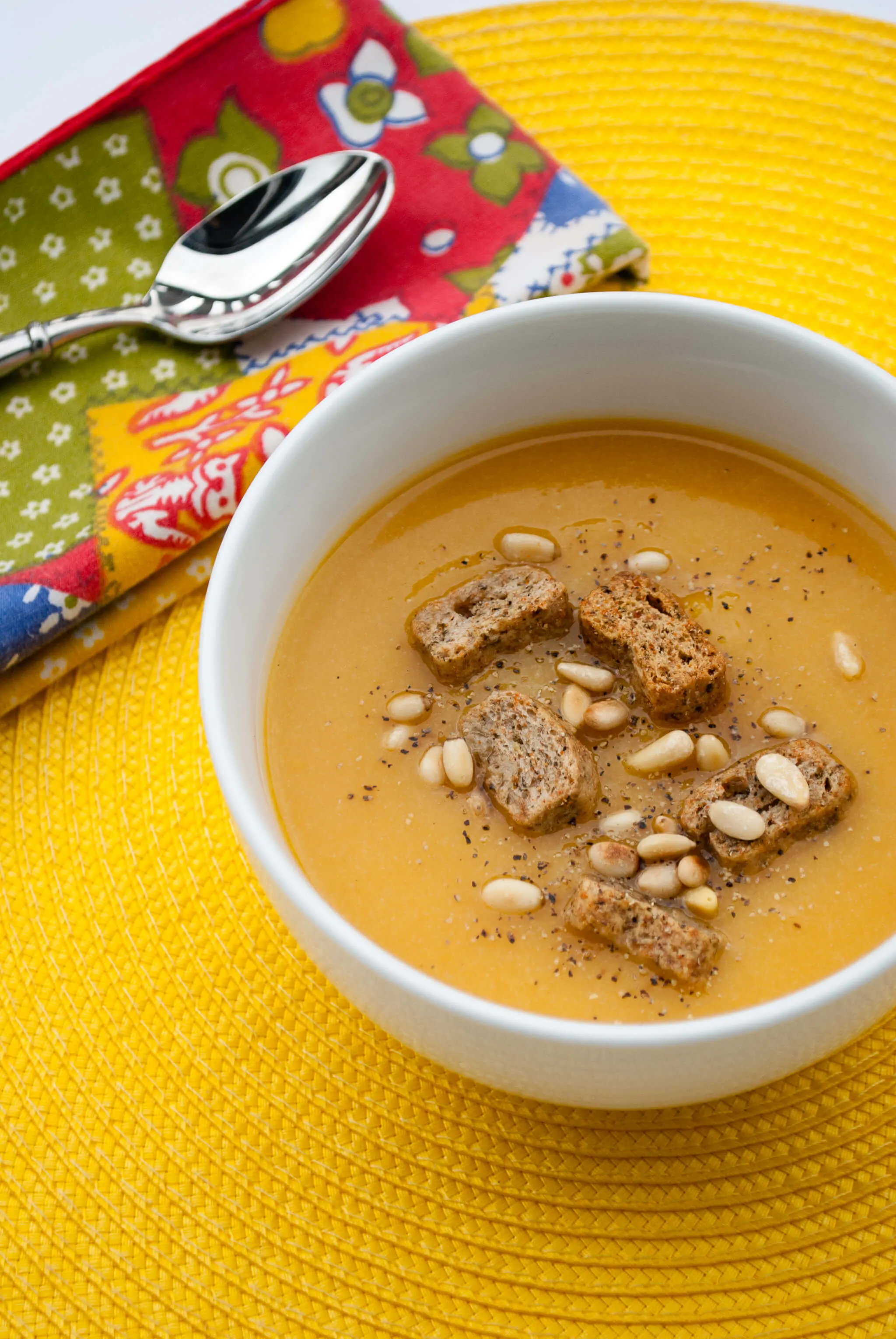 Creamy Butternut Squash + Cauliflower Soup Recipe (dairy-free). Such a yummy and healthy vegetarian soup combination, and you can make it in only 30 minutes!