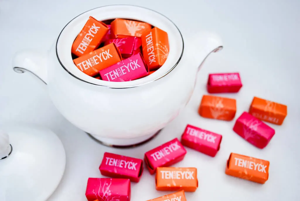 How to make personalized sugar cubes wrappers, how to wrap sugar cubes tutorial instructions and free printable template. Custom sugar cube wrappers. Makes a nice wedding gift to go along with sugar bowl. Plus how to fold sugar cube wrappers #wedding #diy #gift #idea Custom sugar cube wrappers
