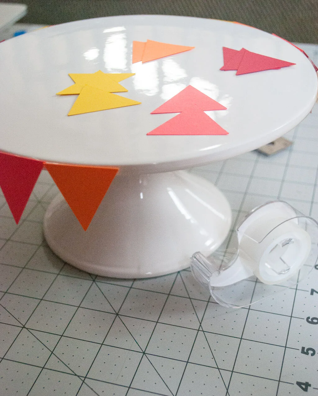 Decorate a cake stand with paper dinosaur "teeth"