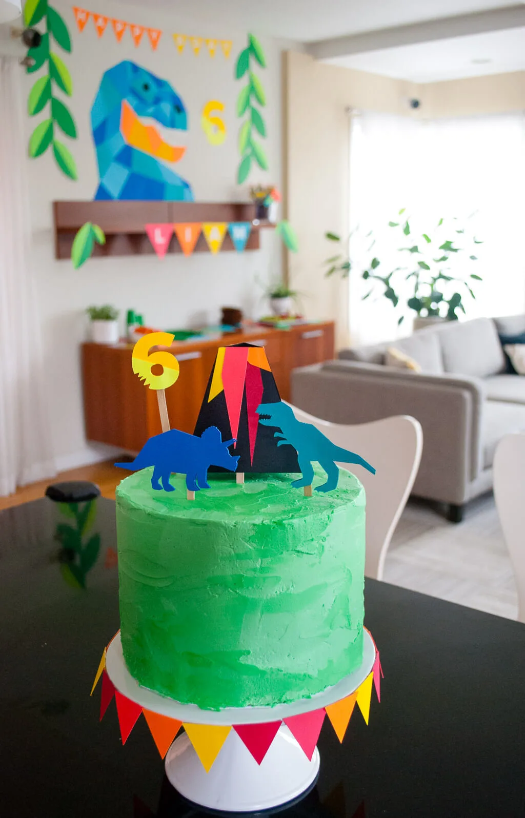 Easy DIY dinosaur cake for a dinosaur birthday party