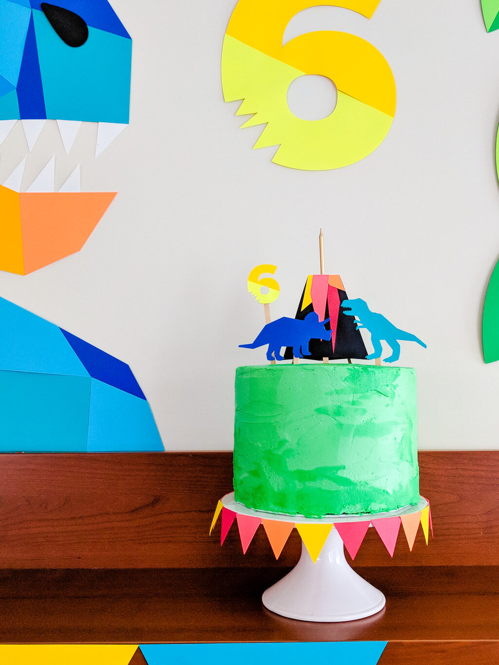 Easy DIY dinosaur cake for a dinosaur birthday party
