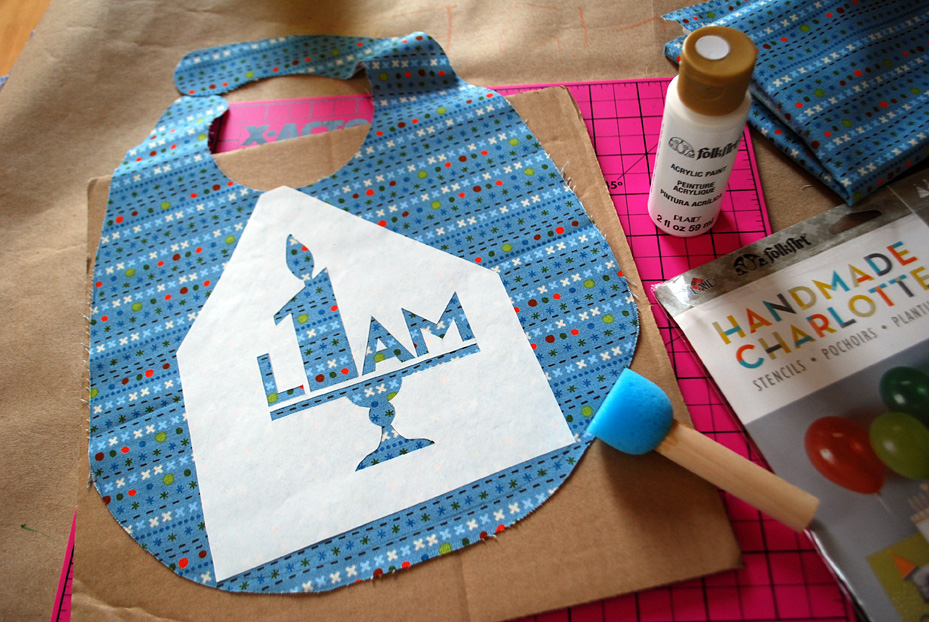 How to make a DIY 1st birthday bib for first birthdays