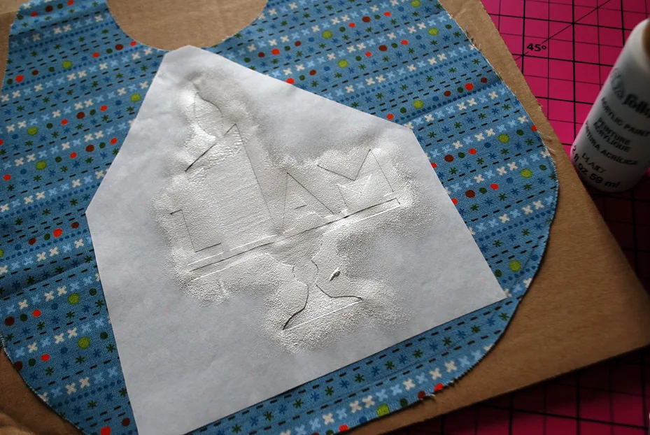 How to make a DIY 1st birthday bib for first birthdays