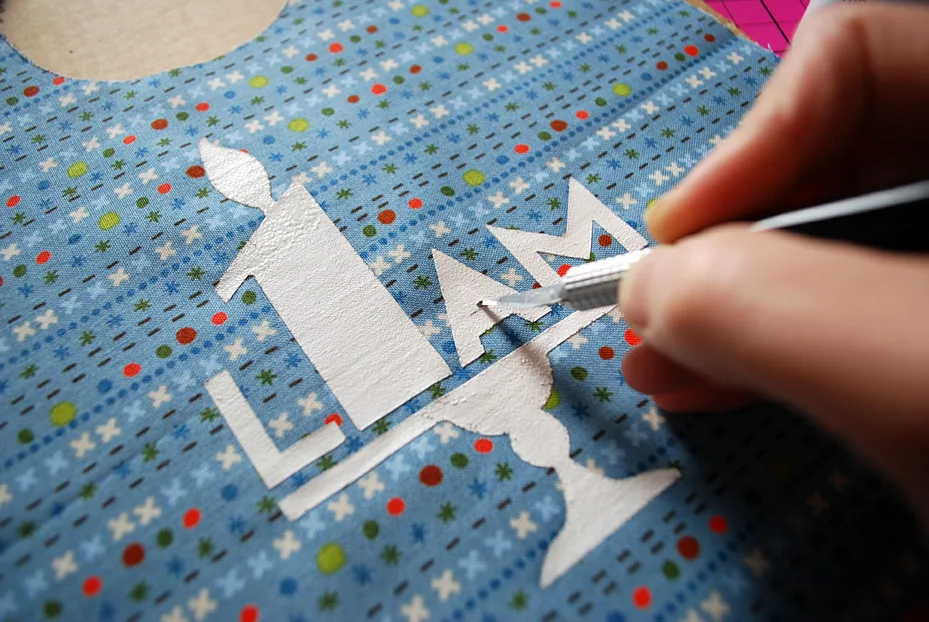 How to make a DIY 1st birthday bib for first birthdays