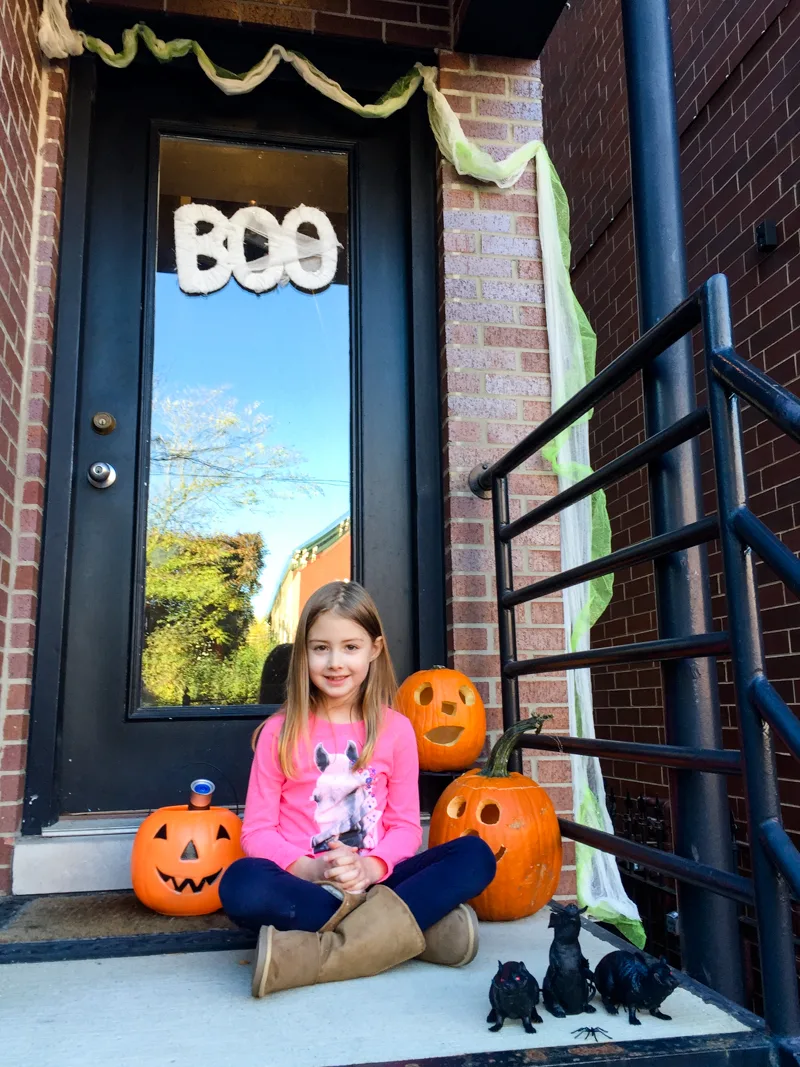 DIY Boo front door Halloween decoration. What a simple and classy way to decorate your porch!