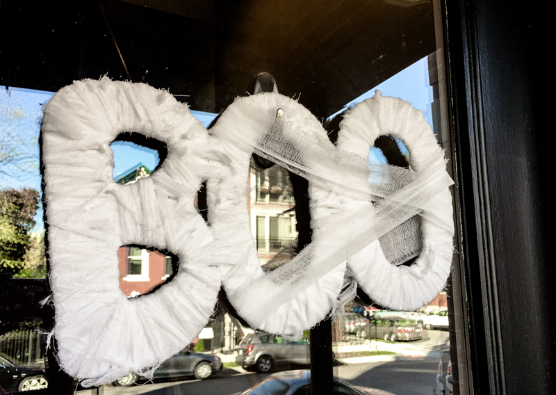 DIY Boo front door Halloween decoration. What a simple and classy way to decorate your porch!