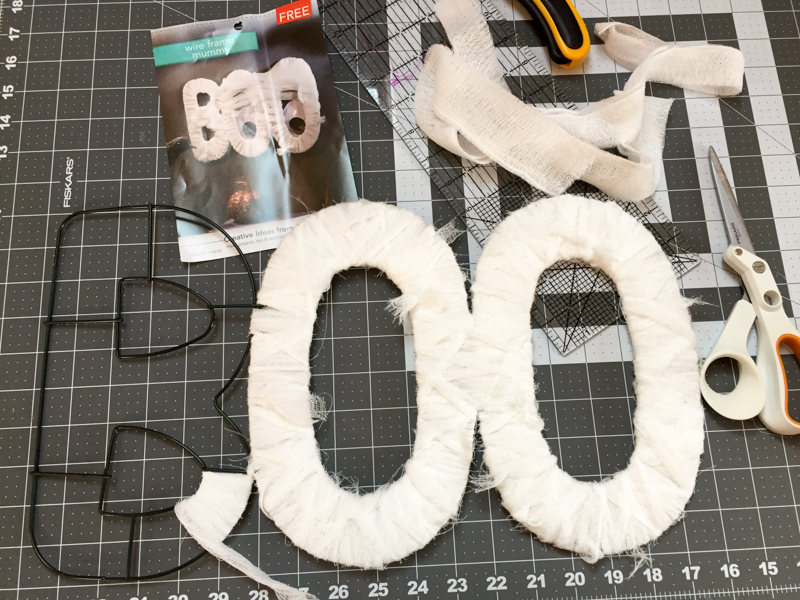 DIY Boo front door Halloween decoration. What a simple and classy way to decorate your porch!
