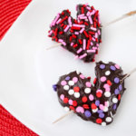 DIY Chocolate Covered Strawberry Hearts for Valentine's Day - easy and delicious dessert for #valentinesday