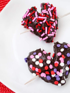 DIY Chocolate Covered Strawberry Hearts for Valentine's Day - easy and delicious dessert for #valentinesday