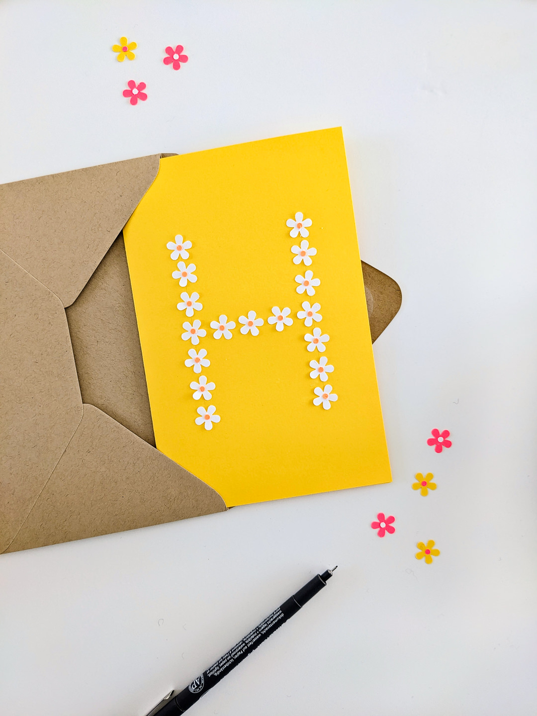 Lindo cartão de aniversário DIY com letra H feito com um perfurador de papel de flor