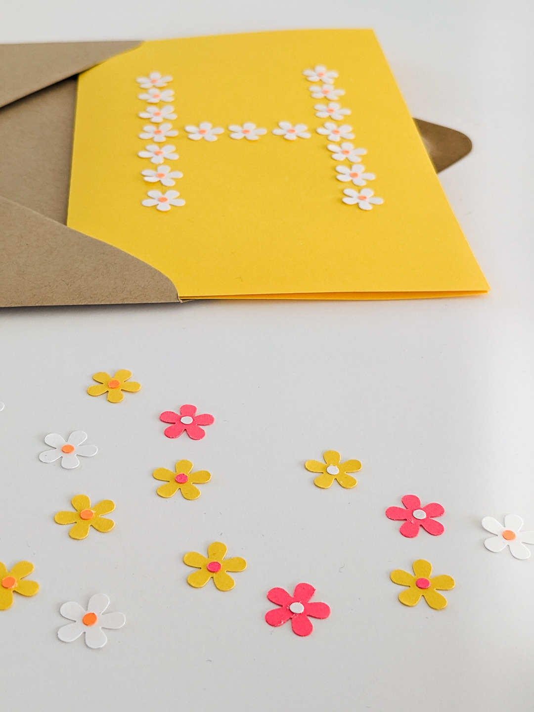 Lindo cartão de aniversário DIY com letra H feito com um perfurador de papel de flor