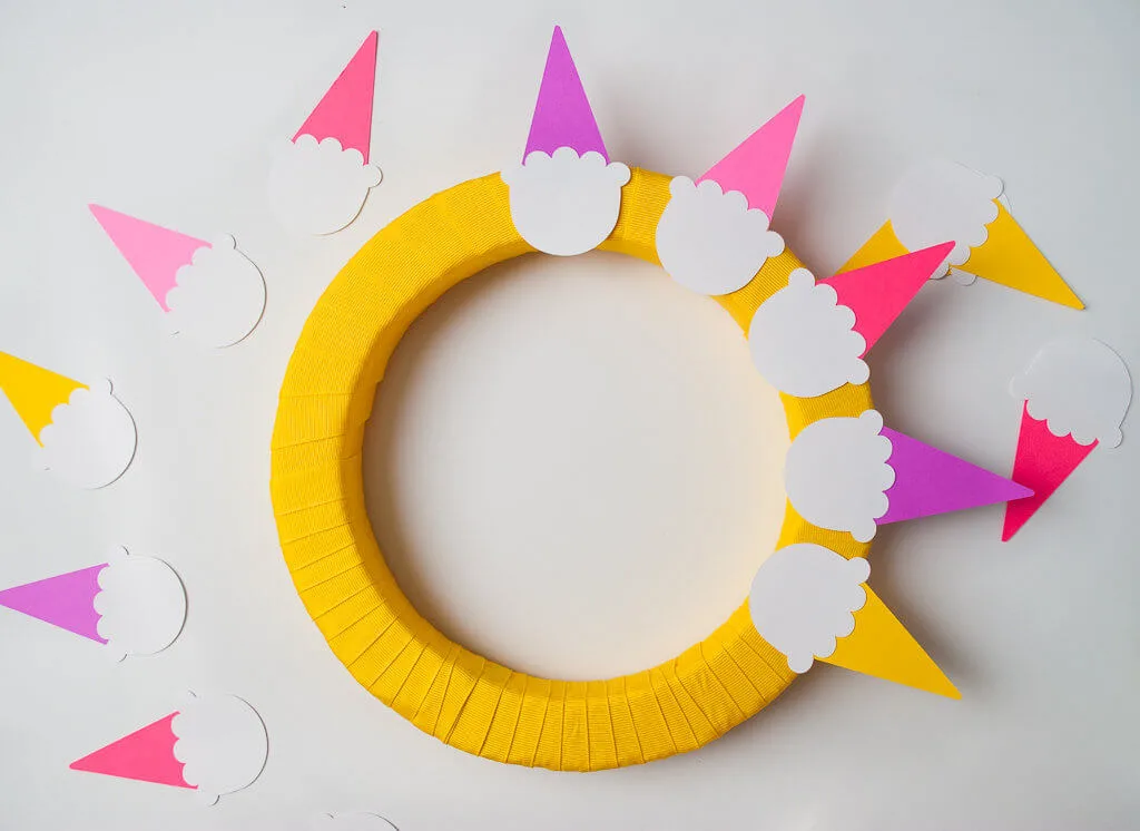 How to make a summer wreath: ice cream cones that look like the sun