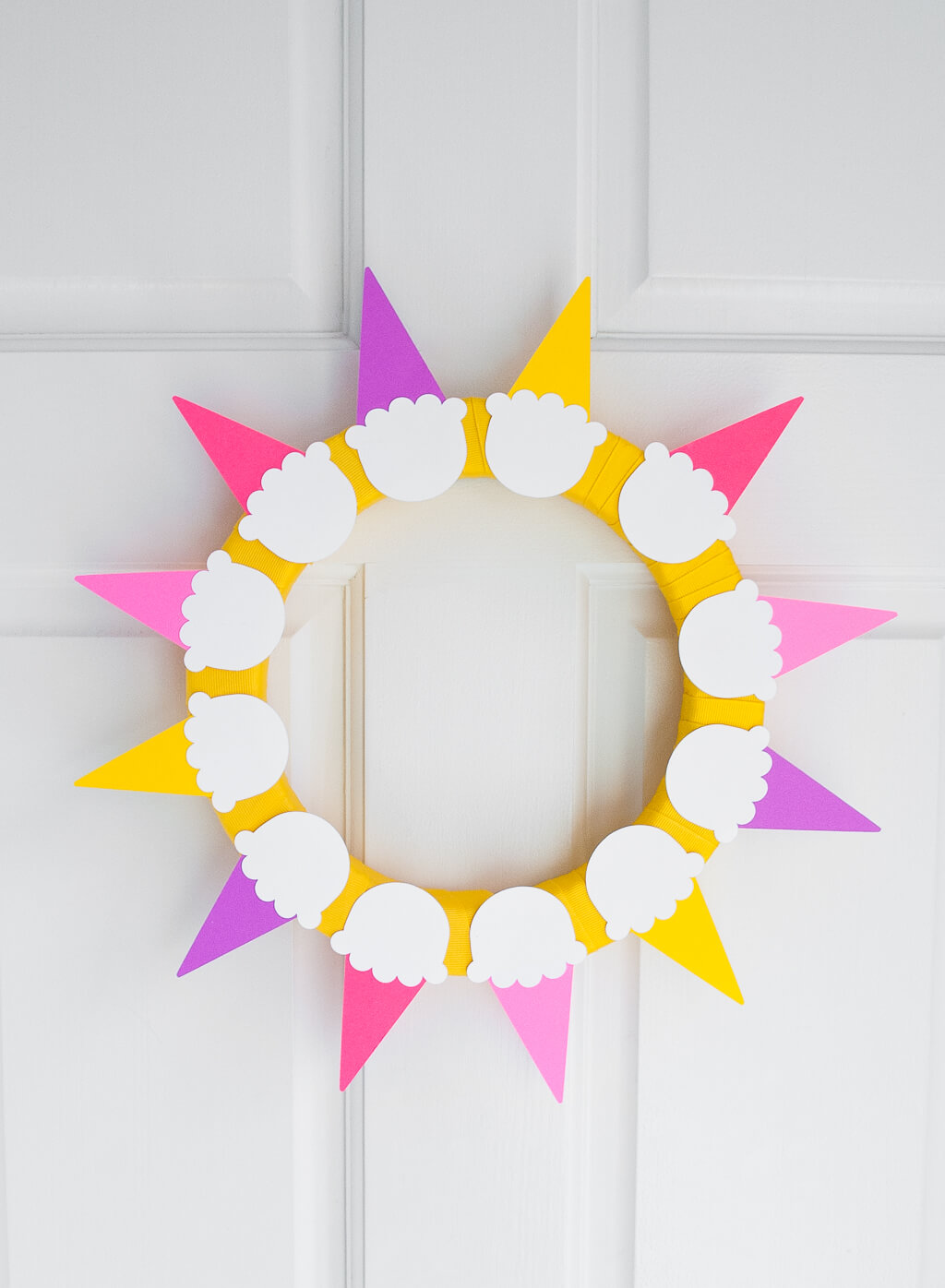 Easy DIY summer ice cream wreath that looks like rays of sunshine! Make it for your front door in less than one hour.