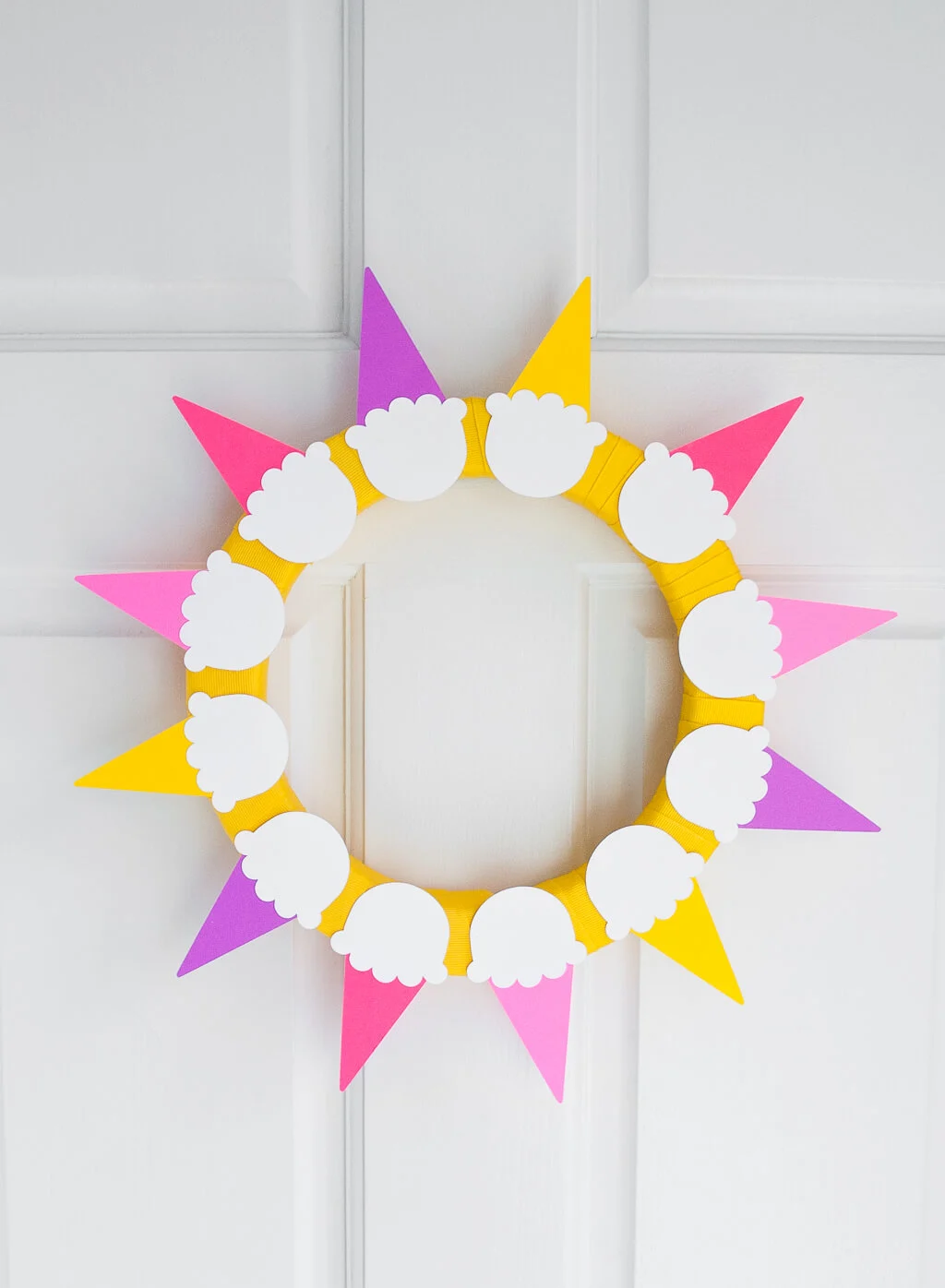 Ice cream wreath that looks like sunshine - DIY summer wreath for the front door Ice cream wreath with ice cream cones that looks like sunshine