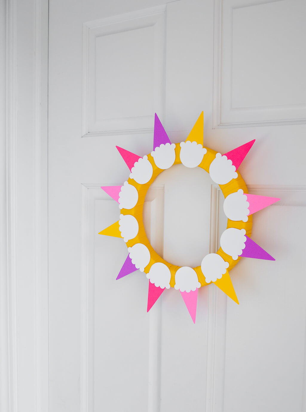 Make a DIY summer wreath that looks like the sun - it's actually ice cream cone scoops!