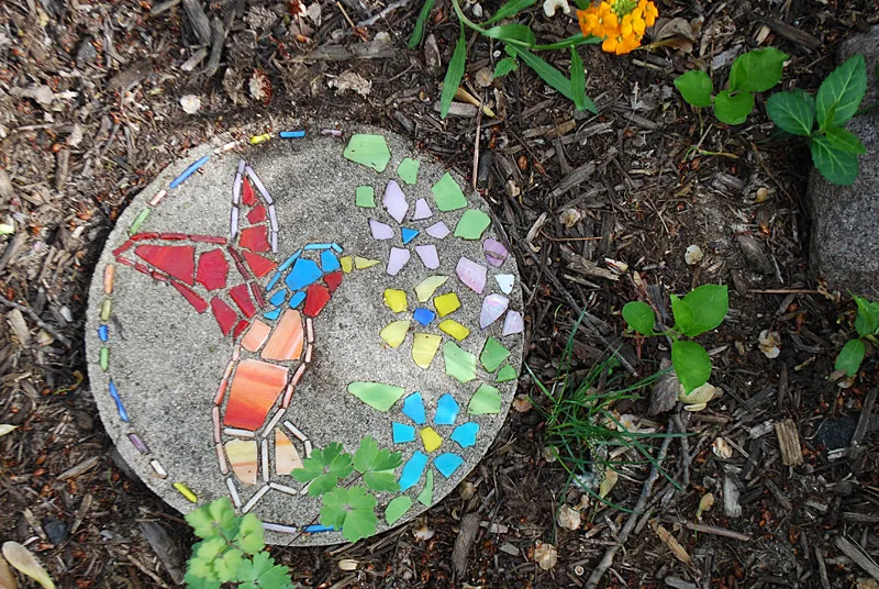 DIY or Buy :: How to Make a Garden Mosaic Stepping Stone - Or Where To Buy Garden mosaic stepping stone