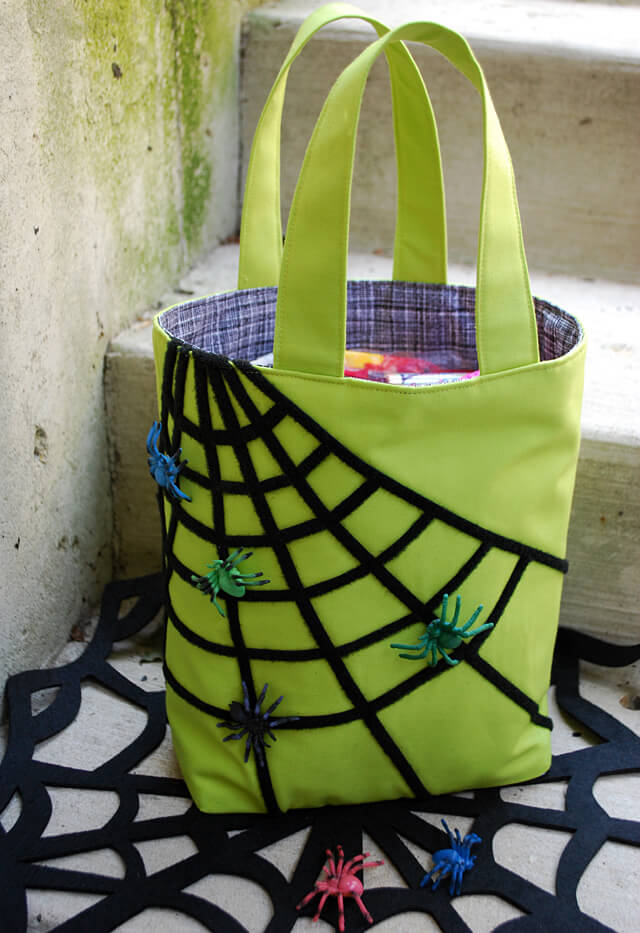 DIY Halloween treat bag with sticky spiderwebs and moving spiders