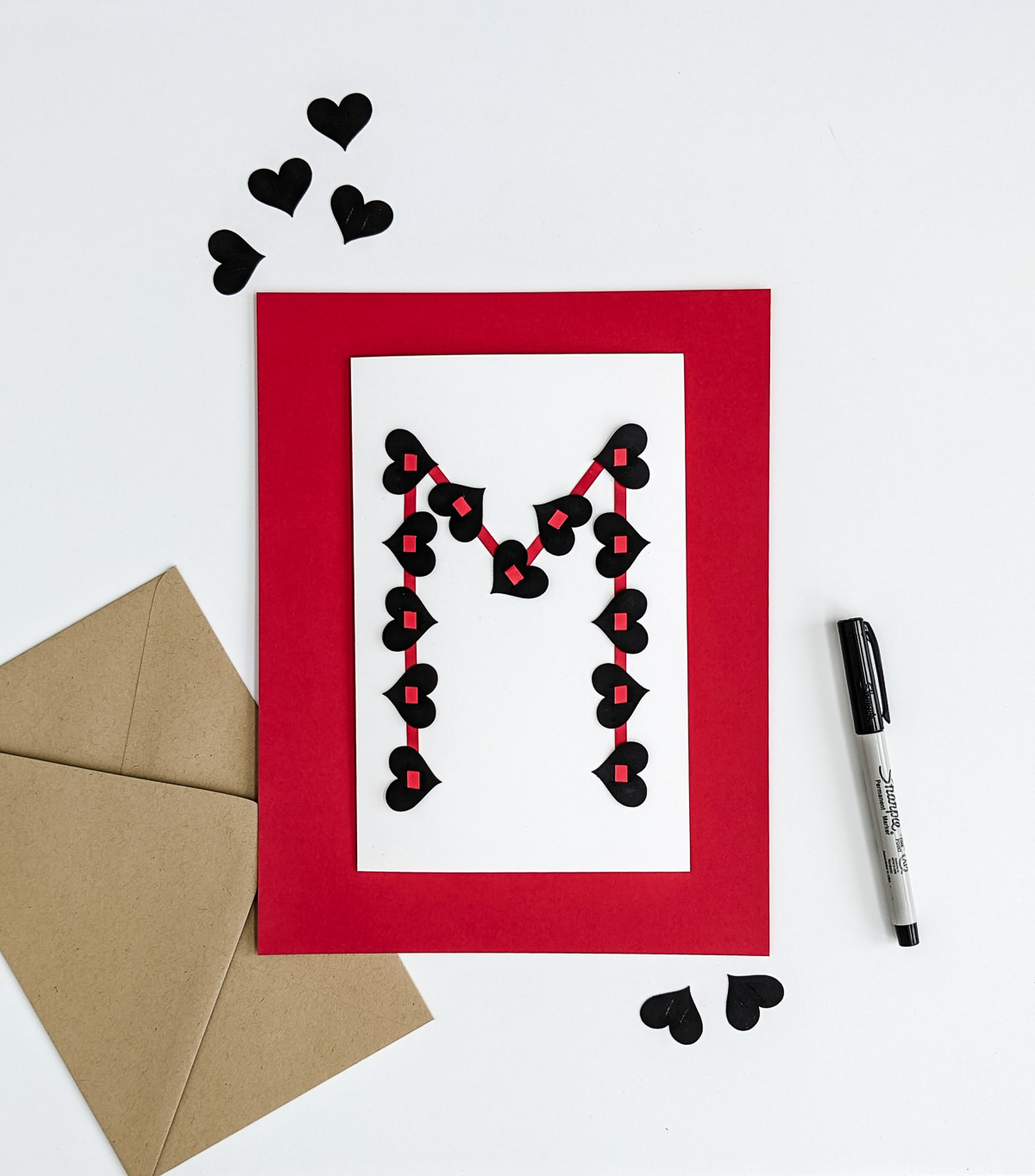 Dia dos Namorados feito à mão para adolescentes com corações pretos e listras vermelhas na primeira inicial