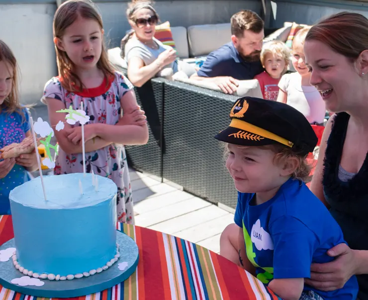 How to make an Easy Airplane Birthday Cake for an airplane birthday party @merrimentdesign