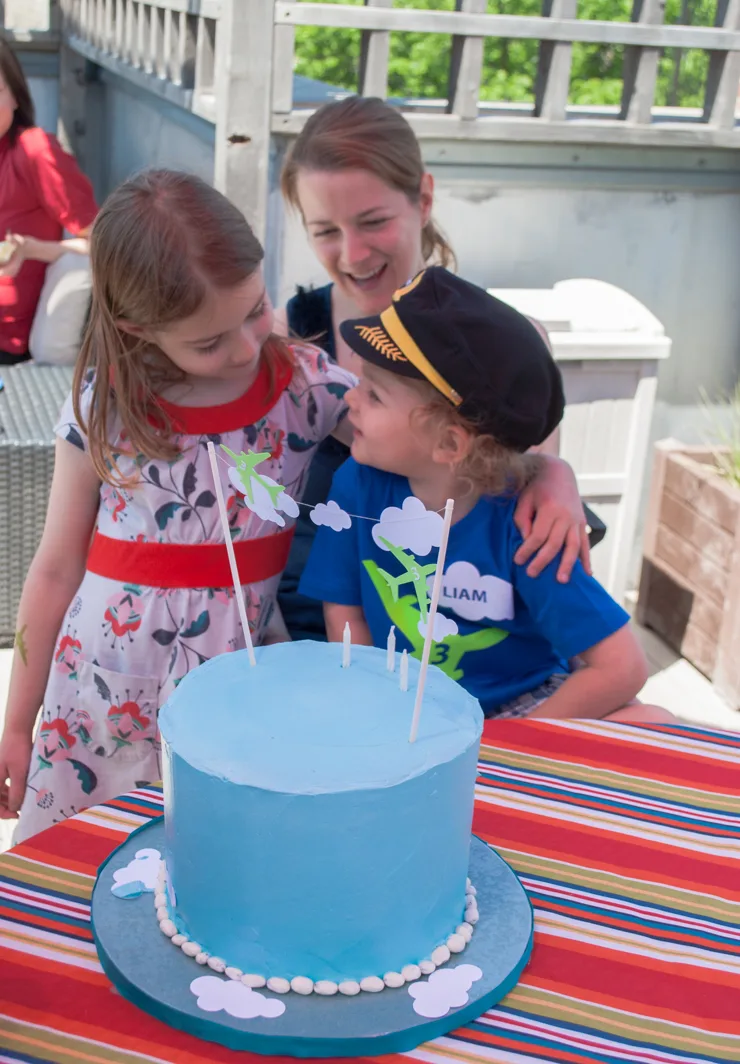 How to make an Easy Airplane Birthday Cake for an airplane birthday party @merrimentdesign