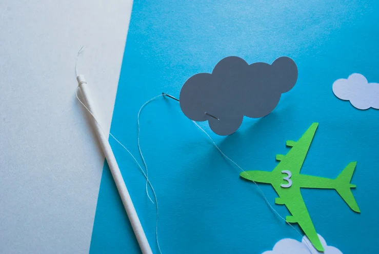 How to make an Easy Airplane Birthday Cake for an airplane birthday party @merrimentdesign