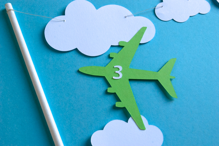 How to make an Easy Airplane Birthday Cake for an airplane birthday party @merrimentdesign