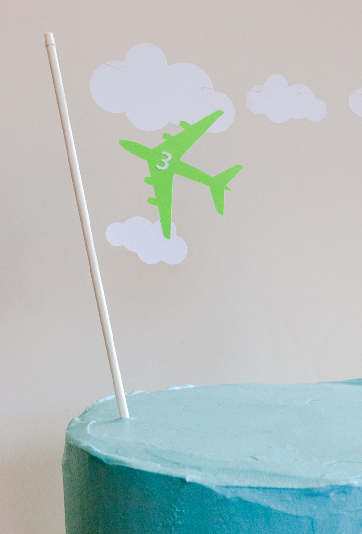 How to make an Easy Airplane Birthday Cake for an airplane birthday party @merrimentdesign