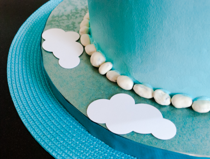 How to make an Easy Airplane Birthday Cake for an airplane birthday party @merrimentdesign