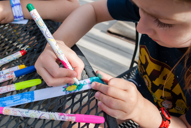 DIY bracelets: Easy craft activity for kids @merrimentdesign