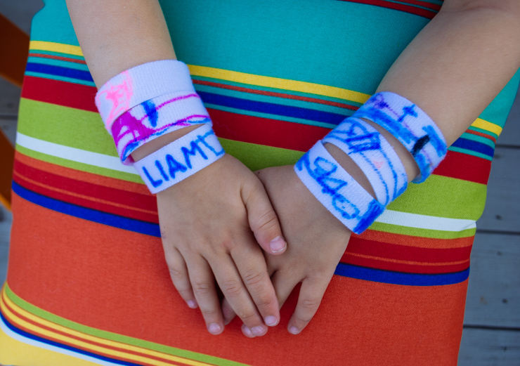 DIY bracelets: Easy craft activity for kids @merrimentdesign