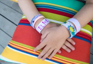 Easy craft activity for kids: DIY bracelets using just VELCRO fasteners and fabric markers. What a fun summer craft activity!