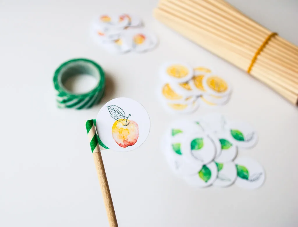 How to make easy DIY drink stirrers with any image you wish! Just attach to wooden sucker sticks using washi tape. It's easy to crank out a bunch in just one evening #cocktails #spon